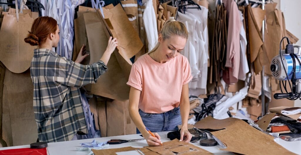 Checklist illustrating common mistakes to avoid when selecting a clothing manufacturer, including communication gaps, minimum order issues, quality control gaps, and hidden costs.