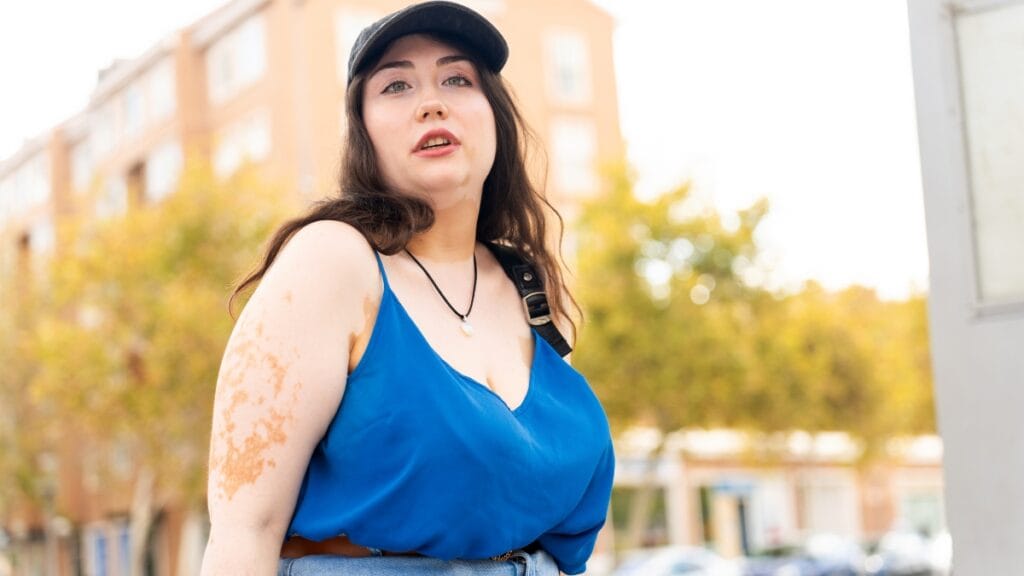 Blue plus size outfit with a cap and casual look on a curvy woman