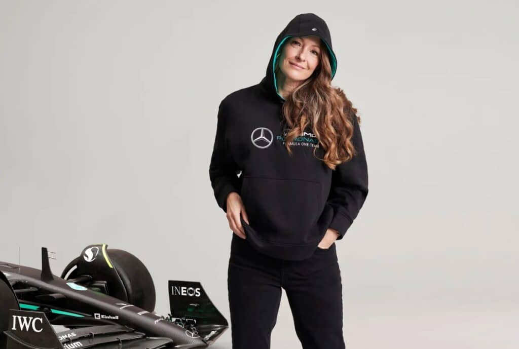 Gallery of women's oversized hoodies in different silhouettes: drop-shoulder, cropped-oversized, and longline styles from Fashion Soul International.