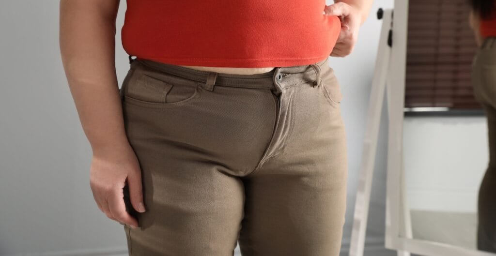 Woman wearing plus size leggings with pockets in a casual outfit.